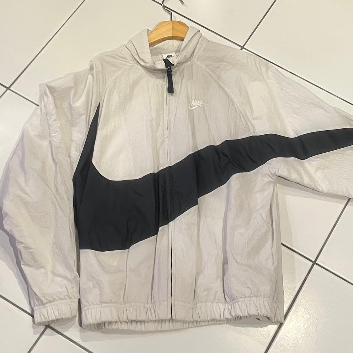 나이키 화이트 빅스우시 바람막이 상품이미지2