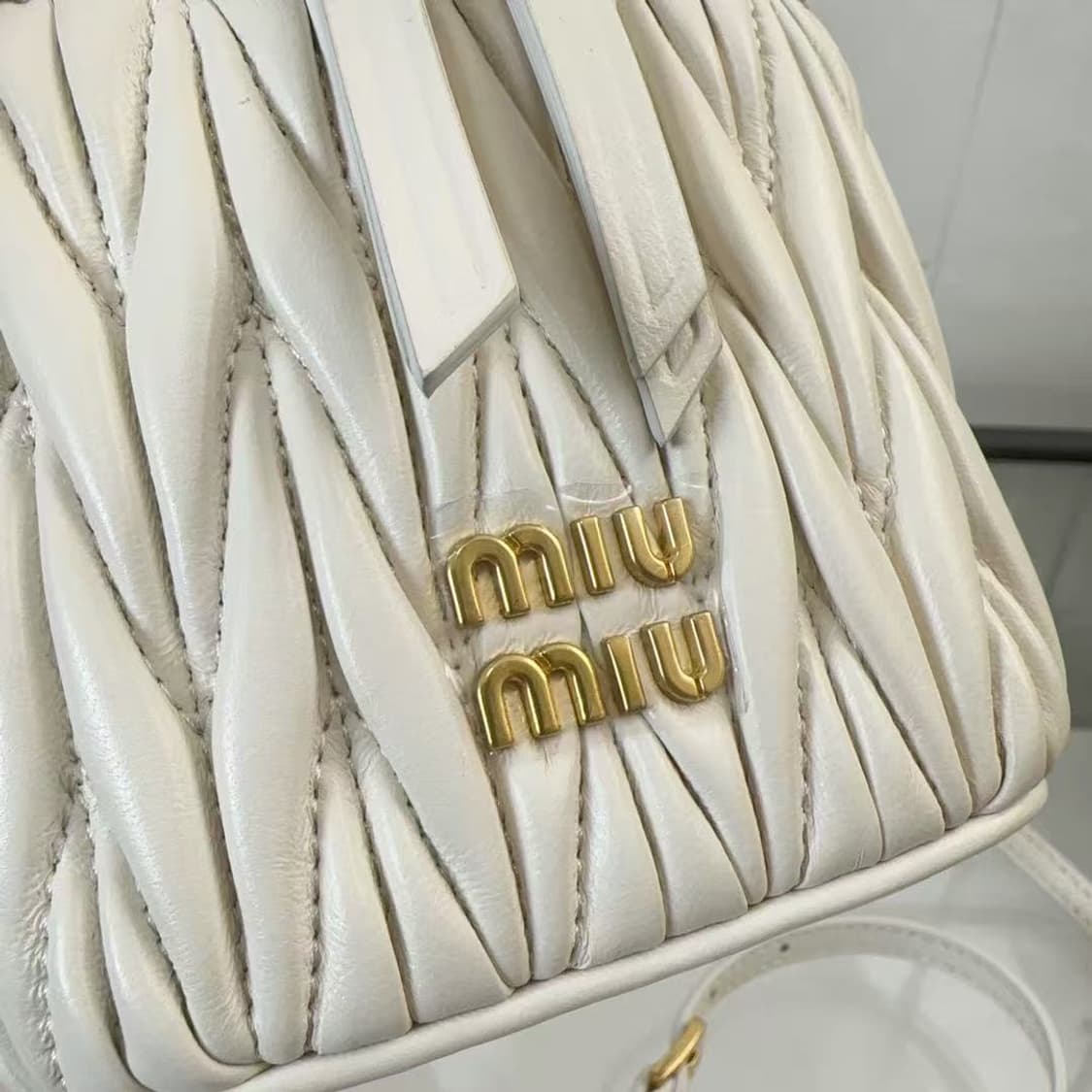 미우 미우 마테라쎄 나파 레더 미니 파우치 알라바스터 상품이미지9