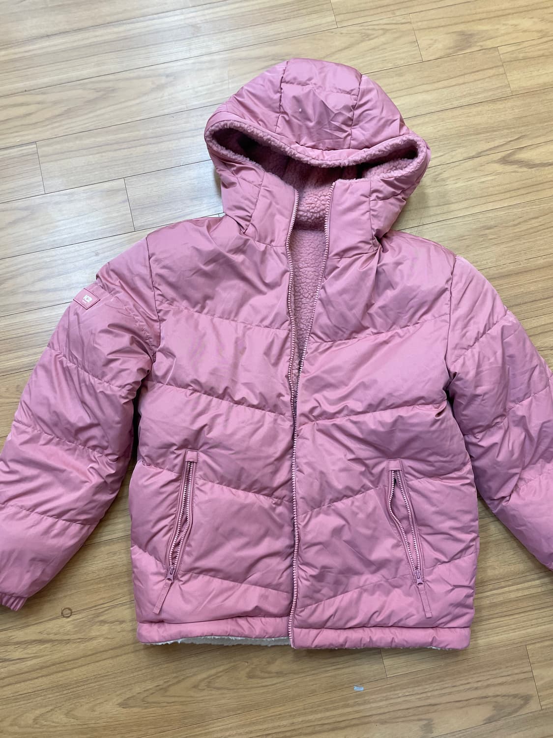 K2 키즈 숏패딩 90사이즈 판매합니다. 핑크색과 흰색 투톤으로 귀여운  상품이미지3