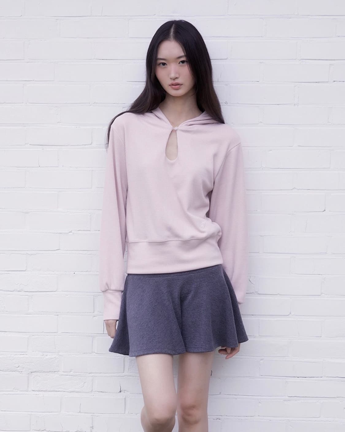 이너뮤지엄 Classic Cut-out Crop Hood Top 상품이미지1