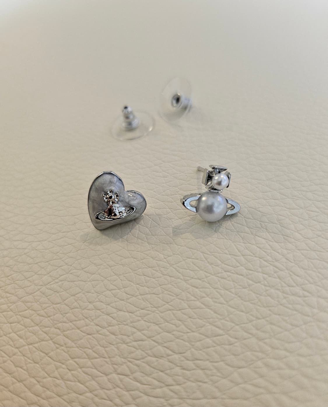 비비안웨스트우드 업사이클링 하트 언발란스 진주 귀걸이 상품이미지3