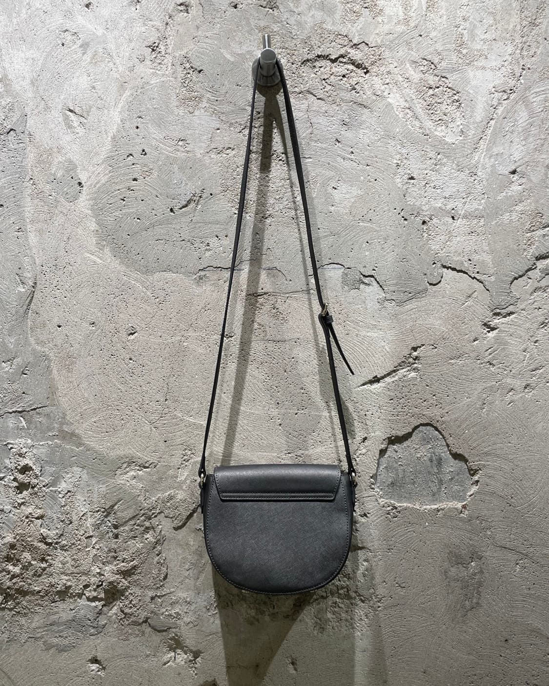 비비안 웨스트우드 사피아노 하프문 크로스백 상품이미지5