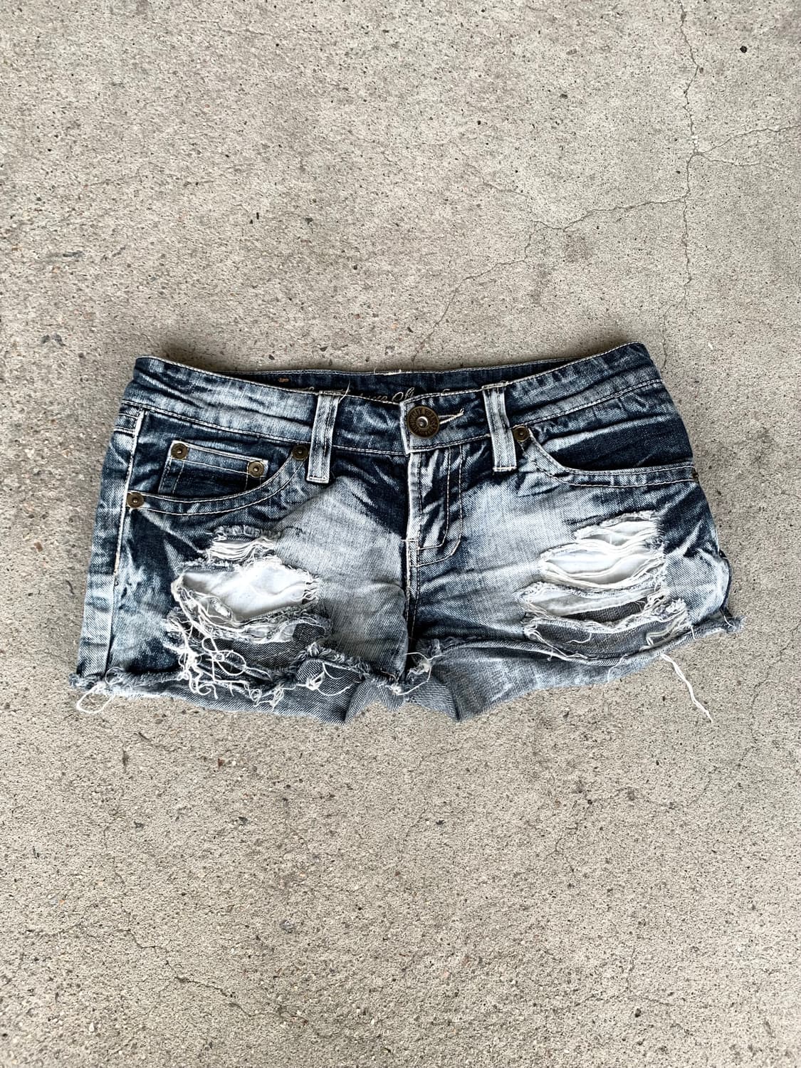 Stone washed distressed shorts  상품이미지1