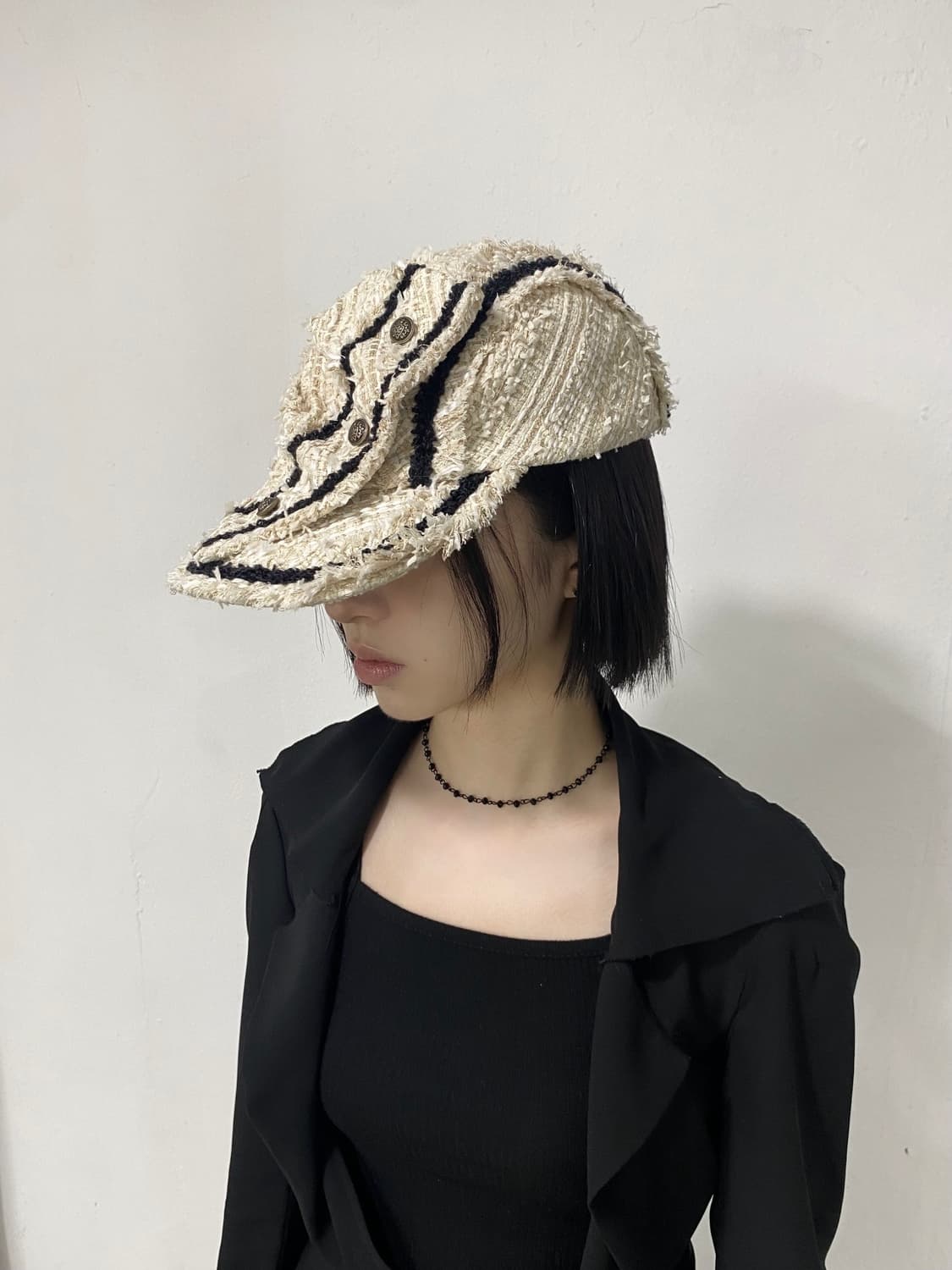 카시라 비대칭 버튼 트위드 햇 상품이미지1