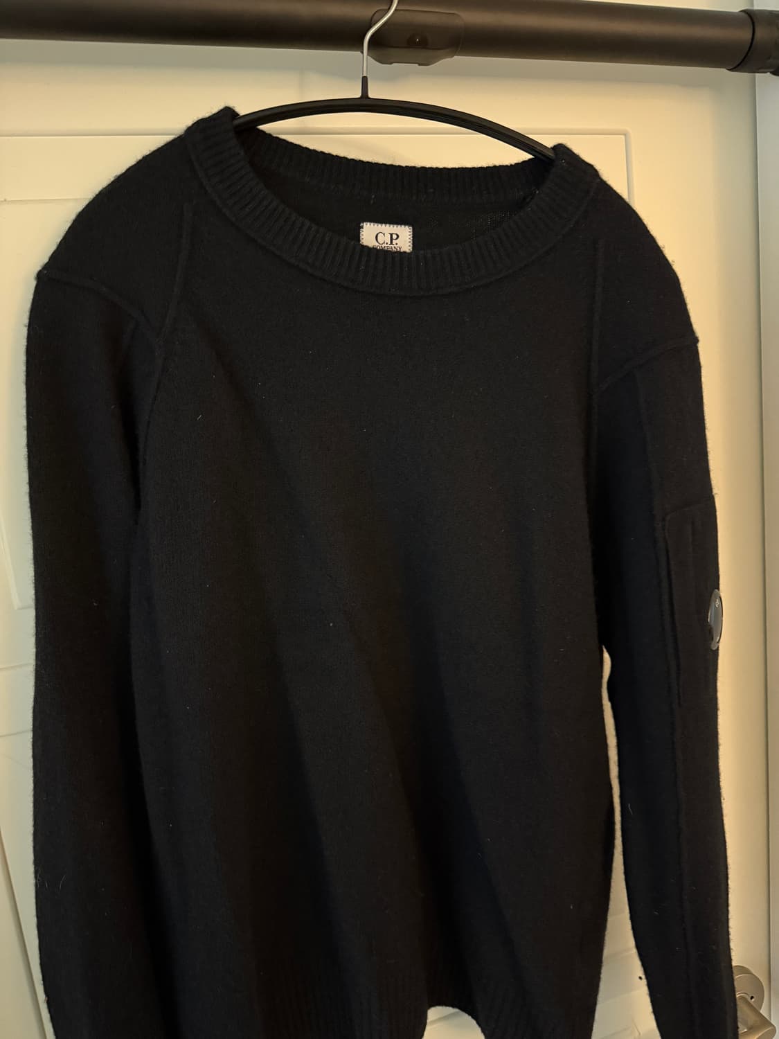 CP컴퍼니 렌즈 와펜 울 니트 블랙, 램스울 크루넥 니트 상품이미지1