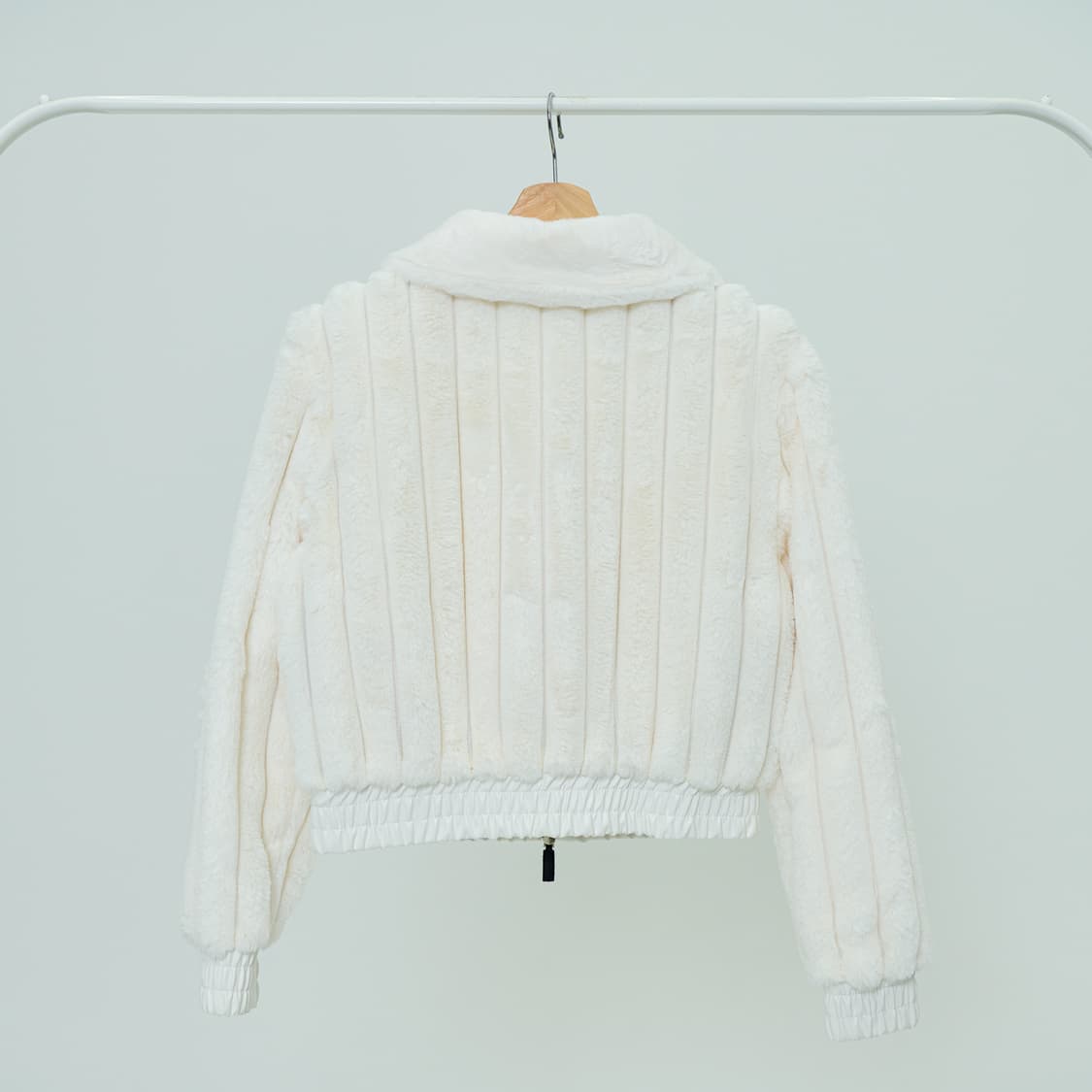 OiOi 오아이오아이 라인 퍼자켓 아이보리 로제 착용 상품이미지3