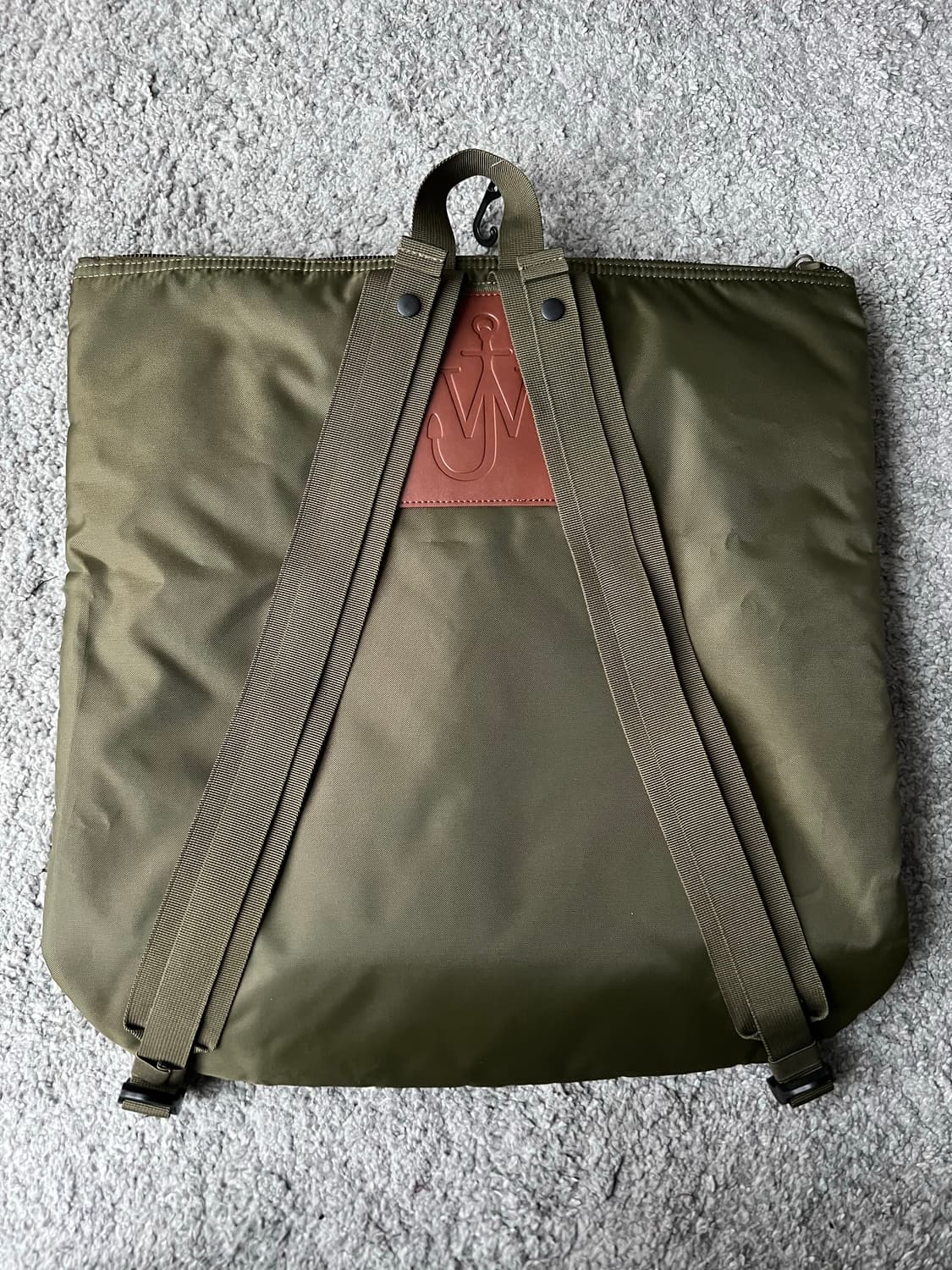 유니클로 JW앤더슨 리버시블 올리브 그린 헬멧백 상품이미지2