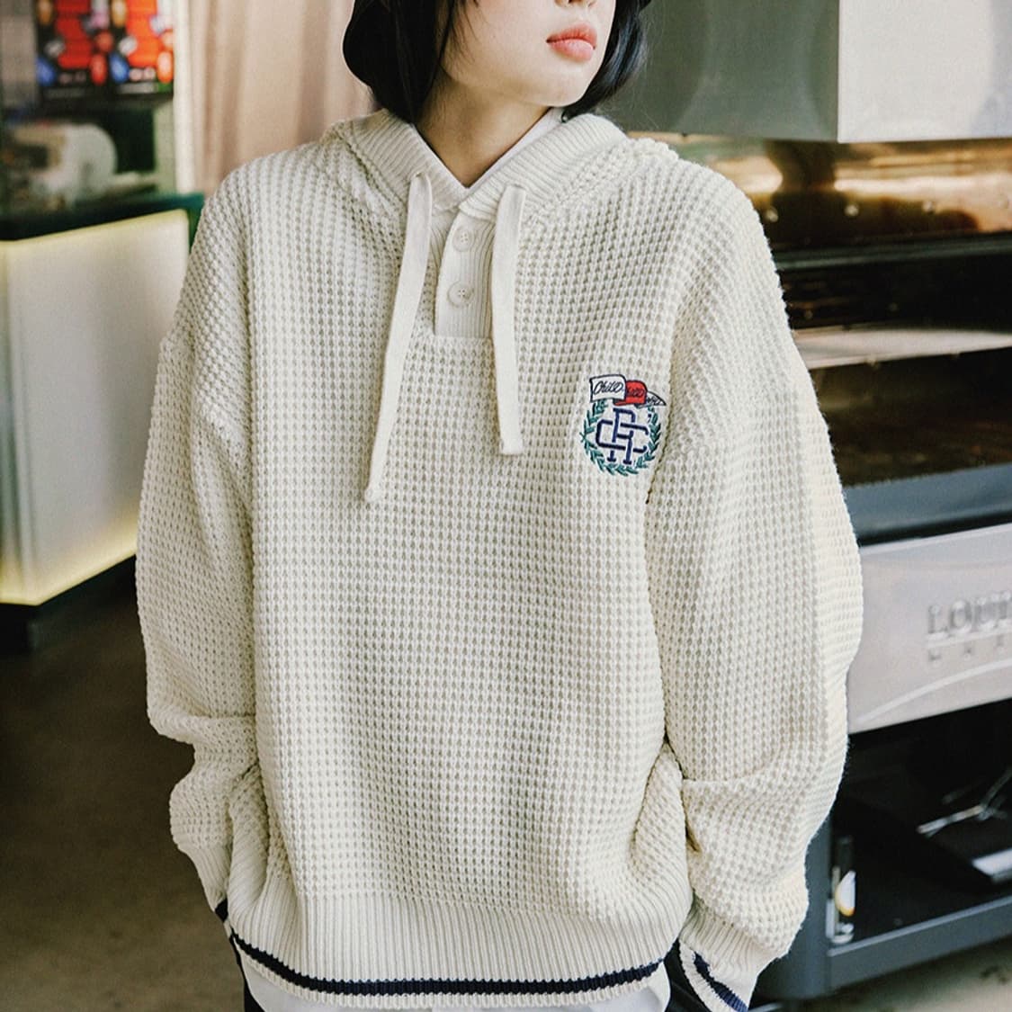 로맨틱크라운 버튼 니트 후드티  상품이미지1