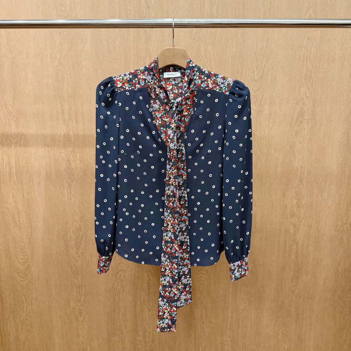 막스앤코 플라워 패턴 도트 믹스 블라우스 리본 타이 넥 디테일 네이비 상품이미지2
