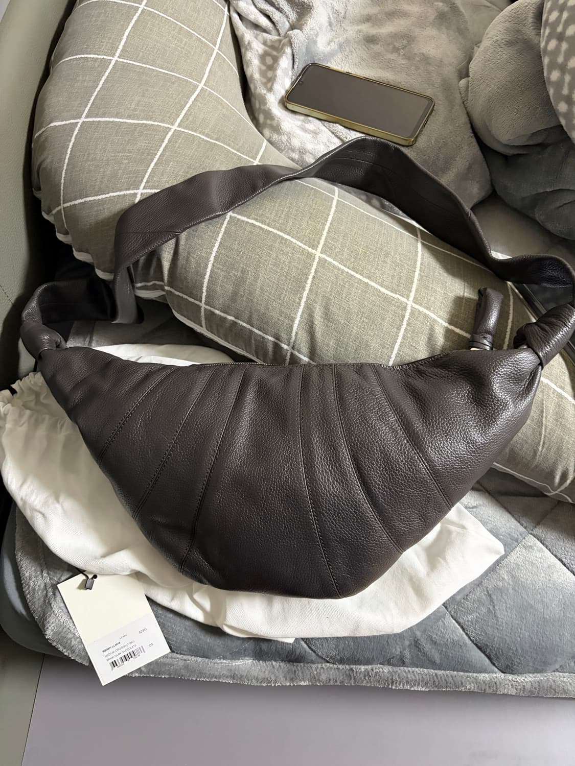 르메르 크로아상 백 그레인 레더 다크 초코 판매합니다 상품이미지2