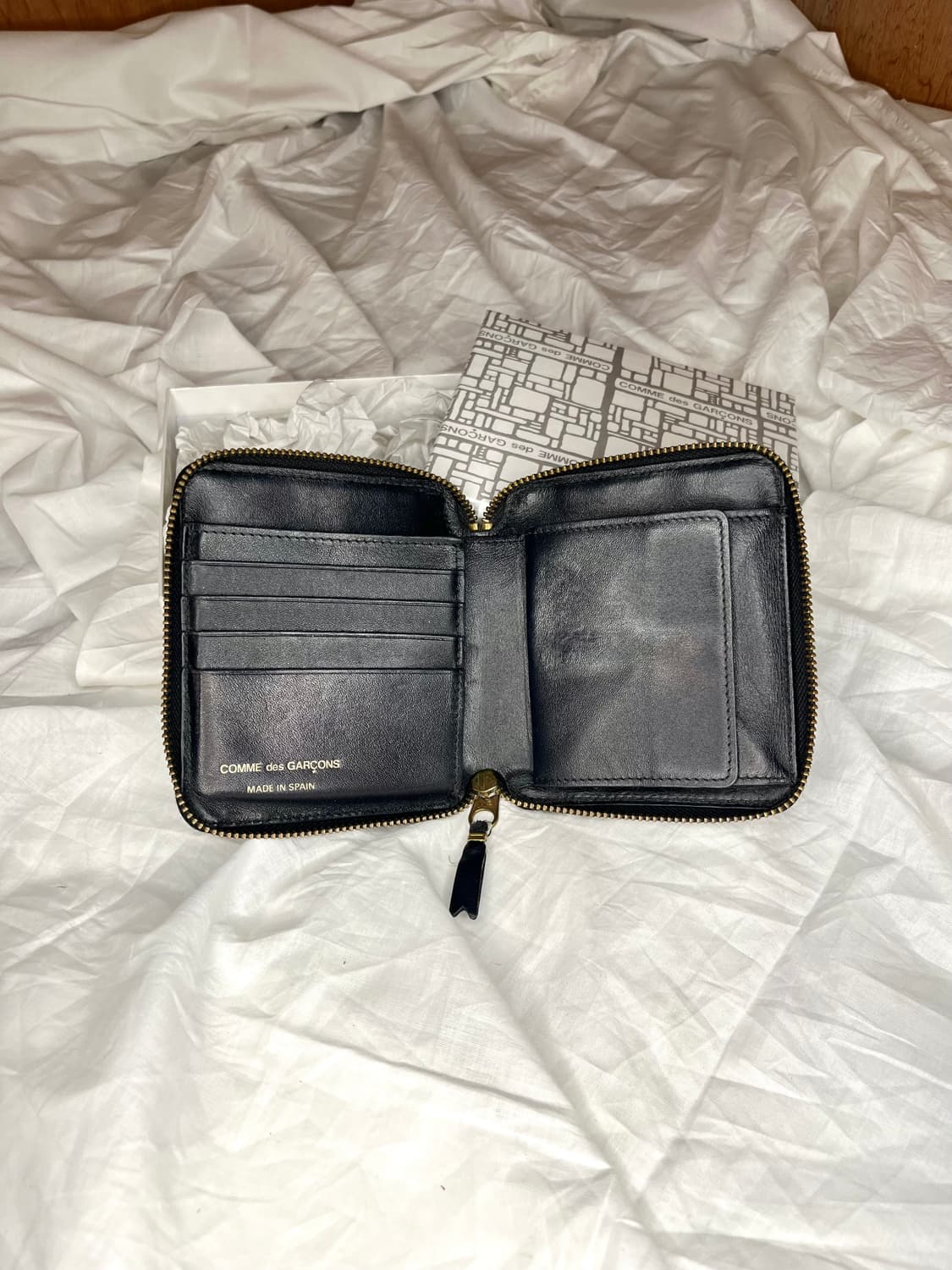 꼼데가르송 패턴 엠보싱 집 어라운드 레더 지갑 상품이미지3