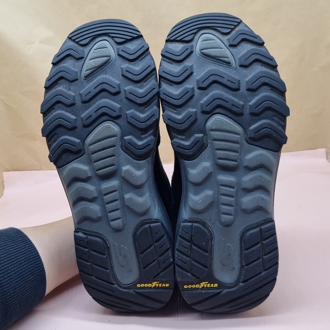 스케쳐스 x굳이어 맥스쿠셔닝 남성운동화275 상품이미지3