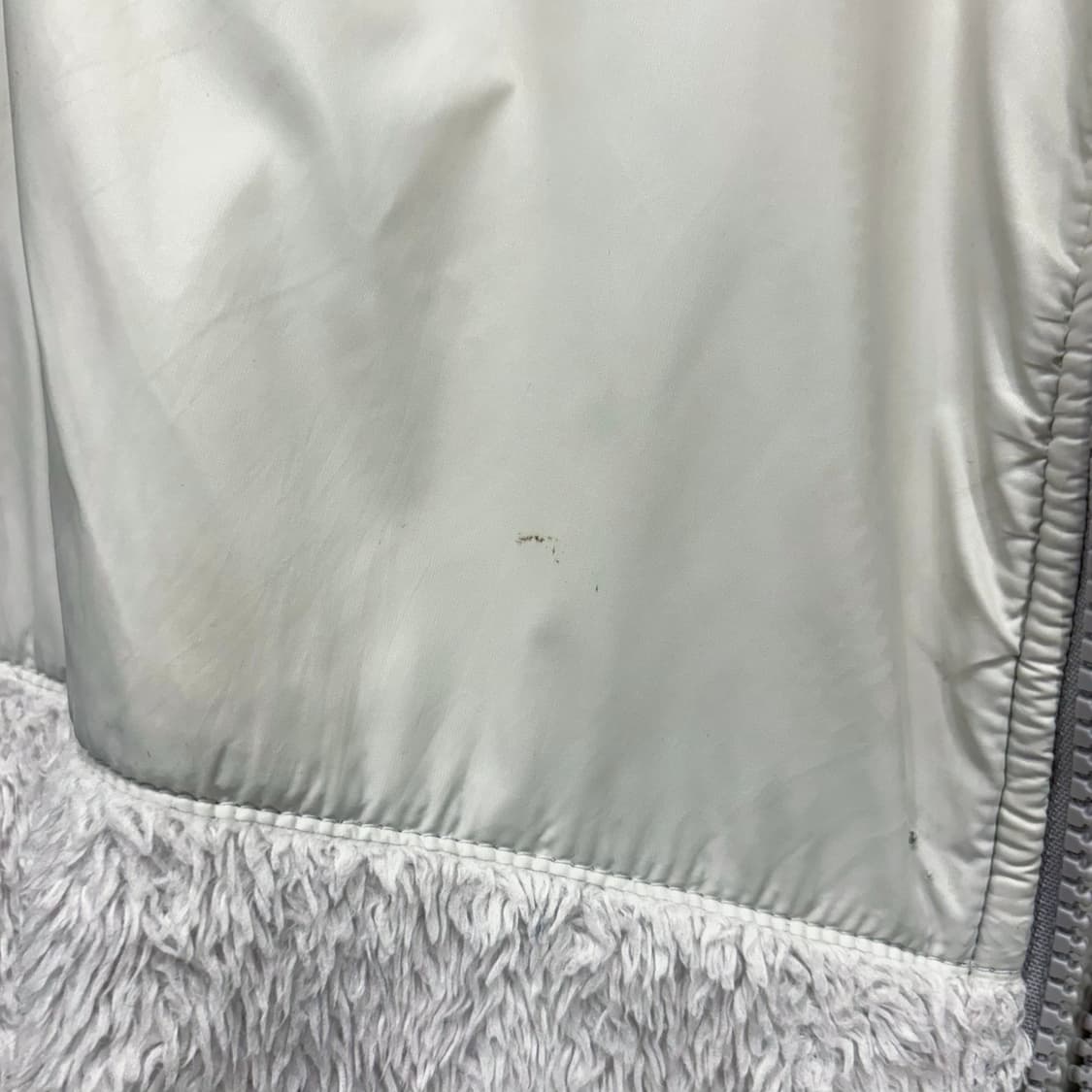 노스페이스 쉐르파 플리스 베스트 나일론 배색 지퍼 포켓 디테일 아이보리 상품이미지9