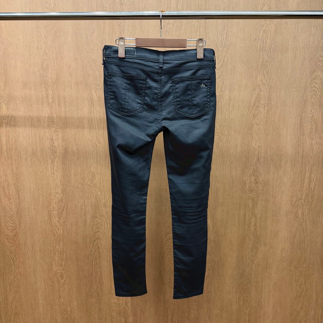 랙앤본 코팅 스키니 팬츠 백 포켓 시그니처 미니 자수 로고 디테일 블랙 상품이미지3