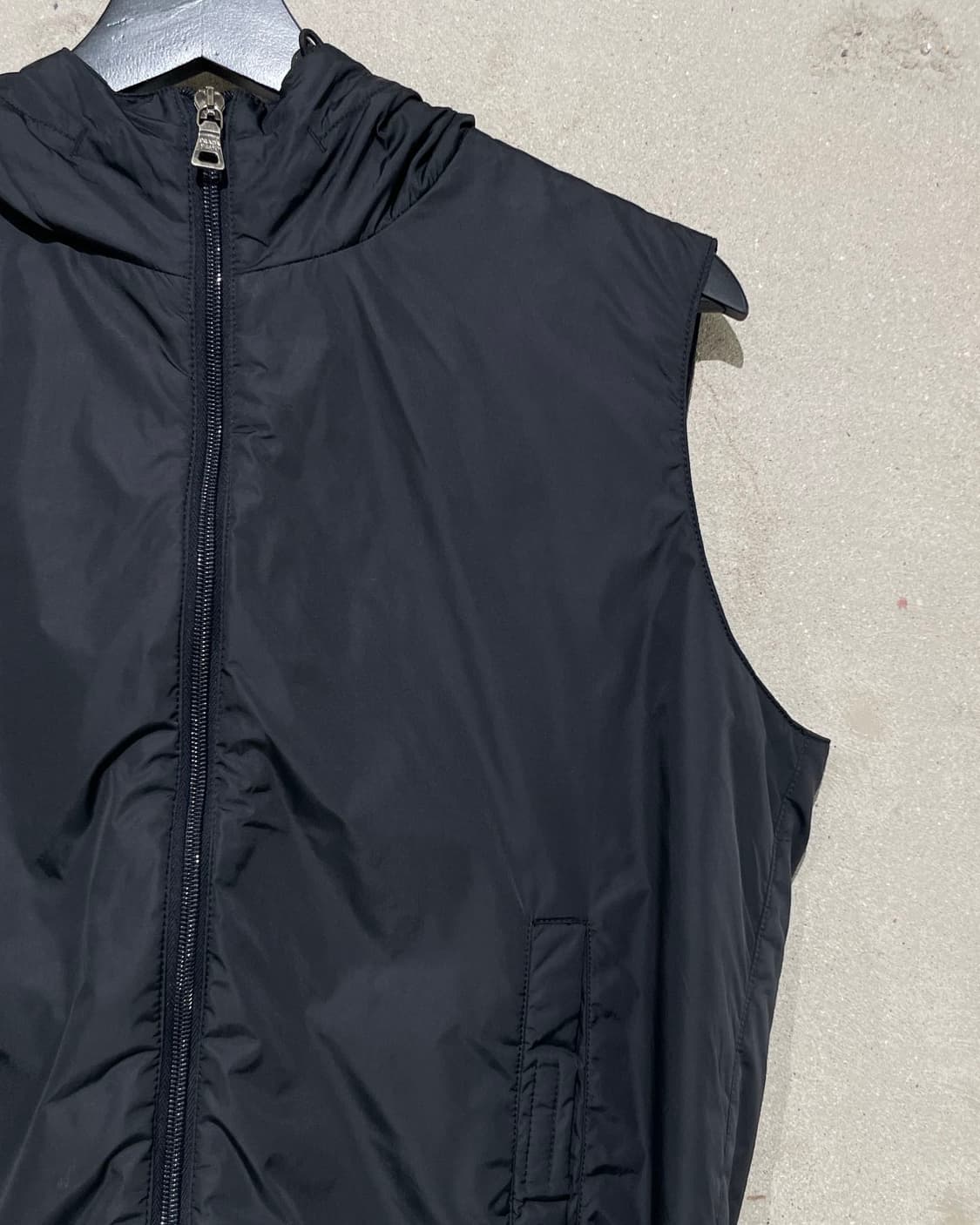 프라다 블랙 레드탭 나일론 후디 베스트 상품이미지3