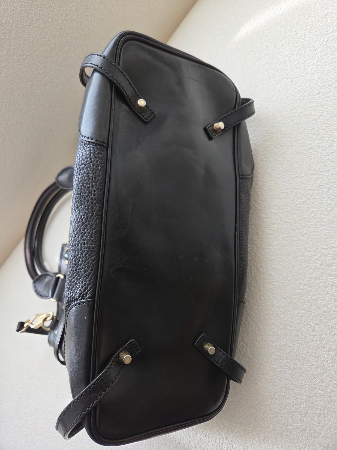 버버리  소가죽 블랙 솔더 크로스백 상품이미지7