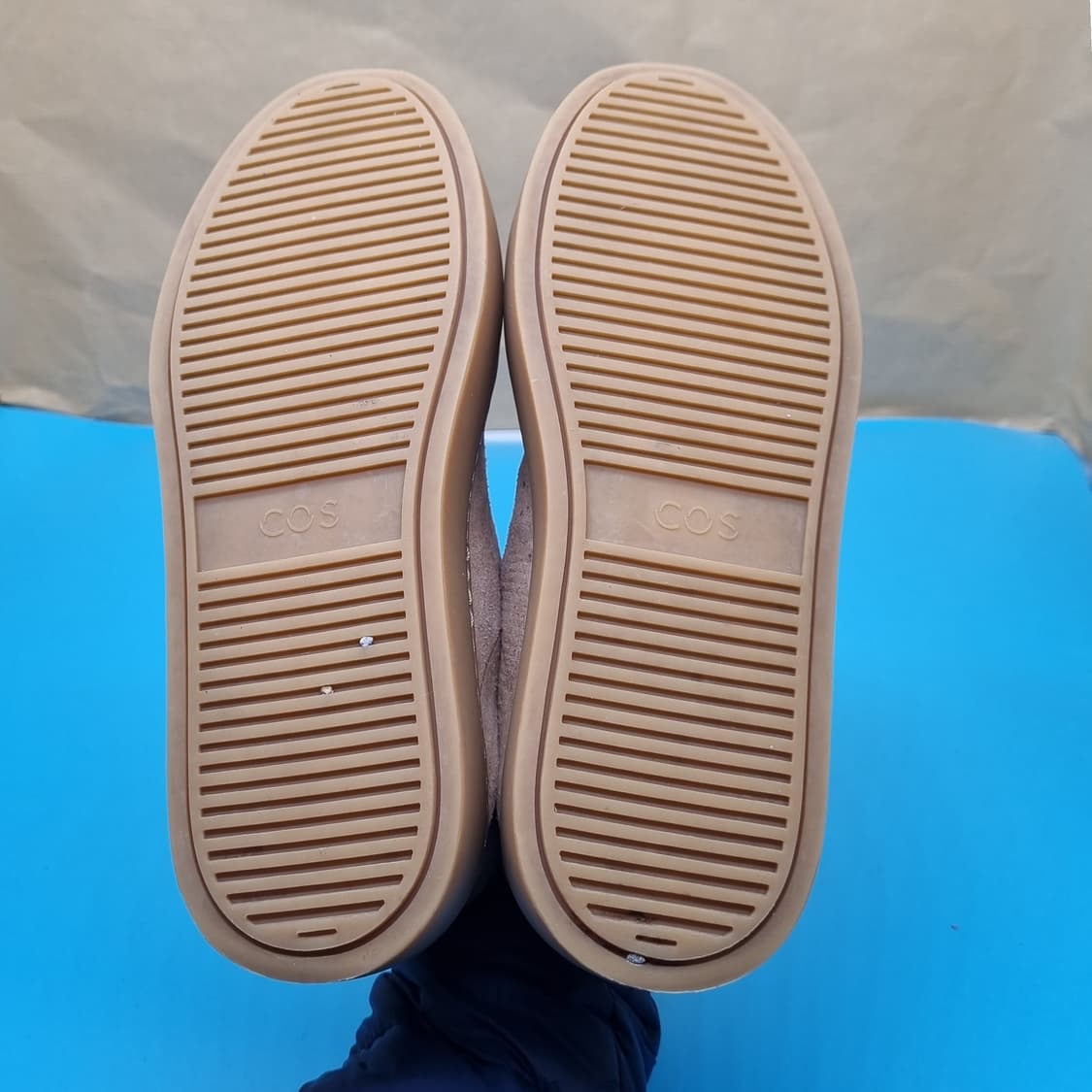 COS 코스 스웨이드 스니커즈225 굽4 상품이미지3