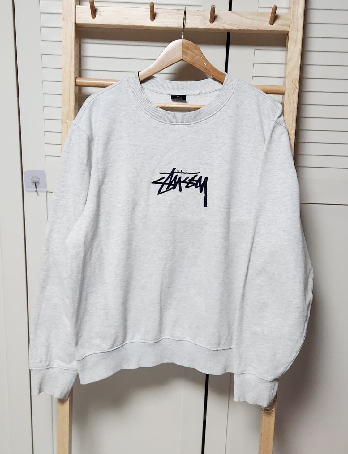 스투시 빅로고 라이트그레이 오버핏 맨투맨 상품이미지1