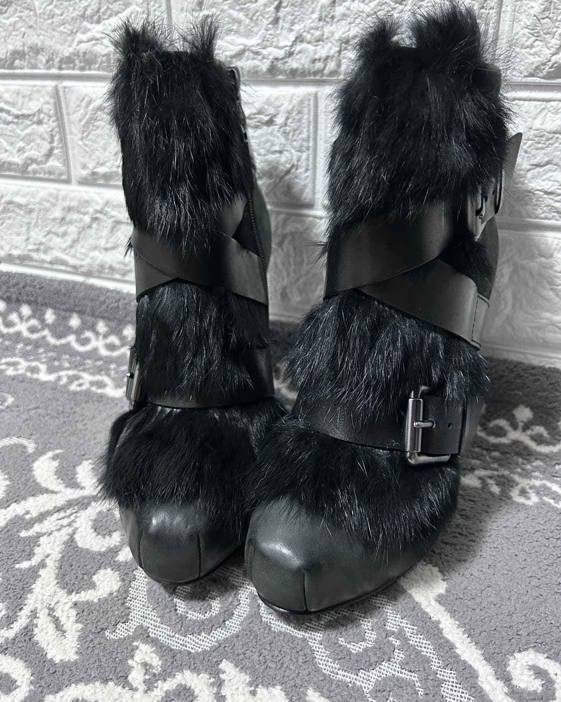 Ash 아쉬 래빗 퍼 랩어라운드 멀티 버클 부츠 상품이미지2