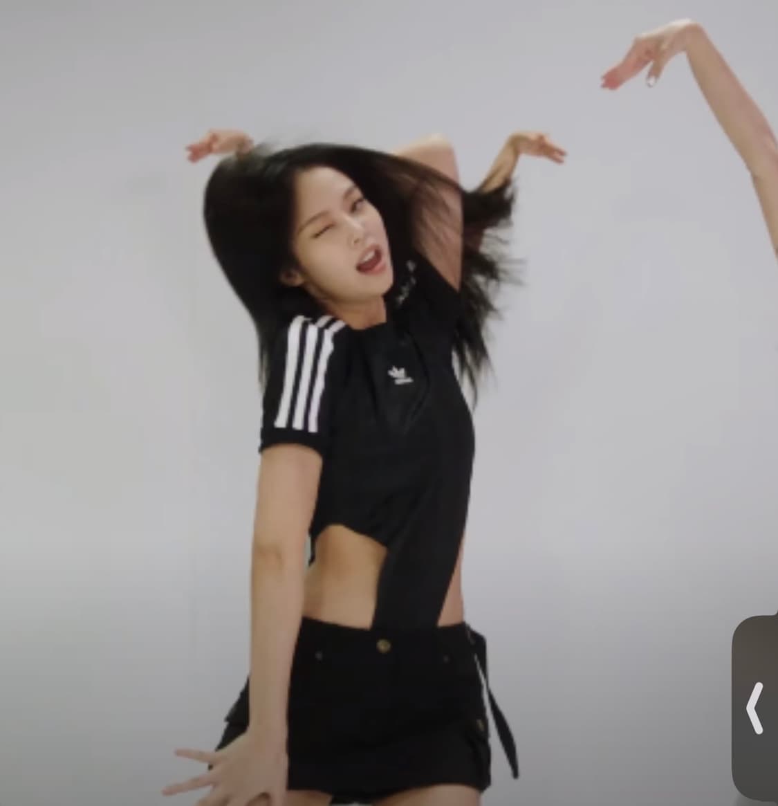 제니 아디다스 바디수트 상품이미지2