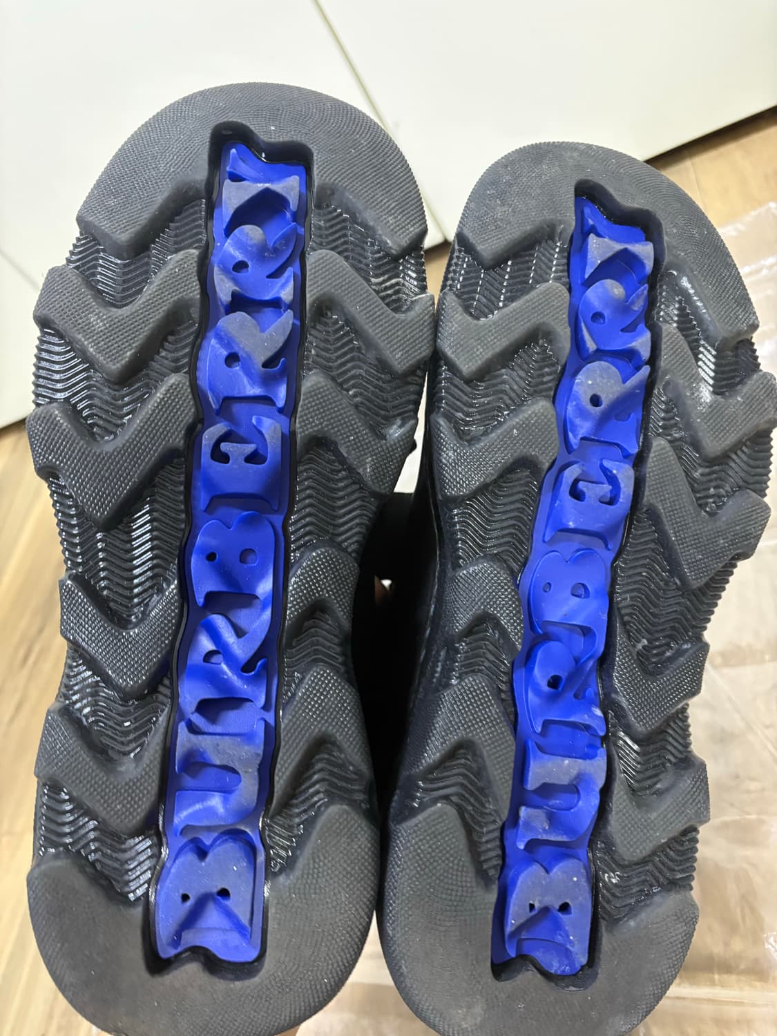 [41=260] 버버리 레더 트랙(트렉) 부츠 블랙 팝니다 상품이미지8