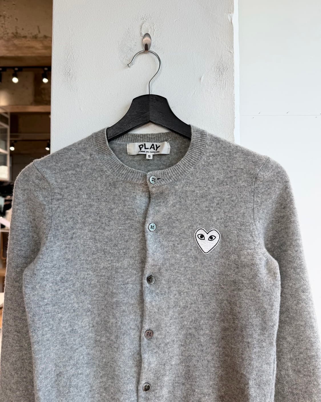 꼼데가르송 플레이 그레이 화이트와펜 가디건  상품이미지3