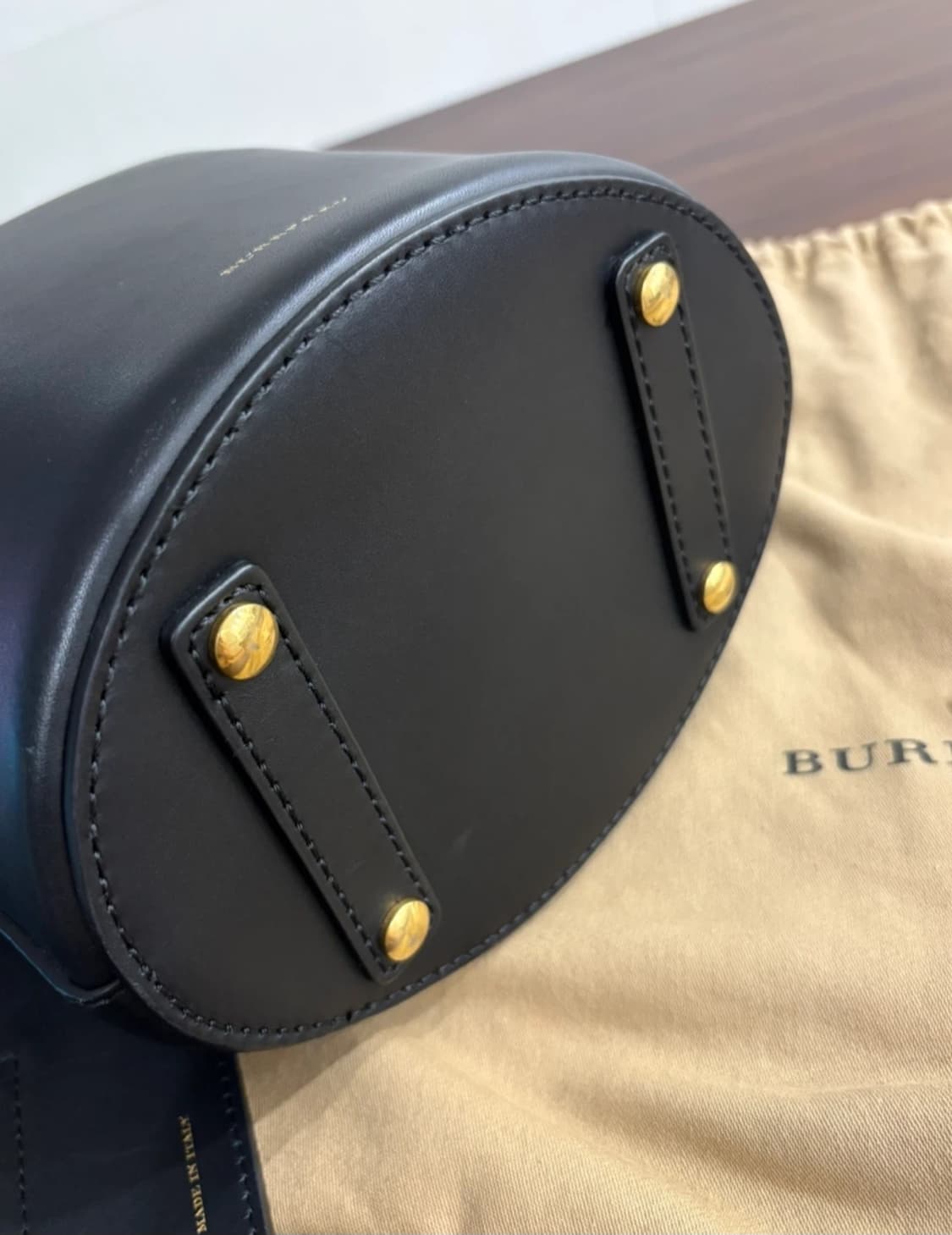 버버리 레더 버킷백 상품이미지6