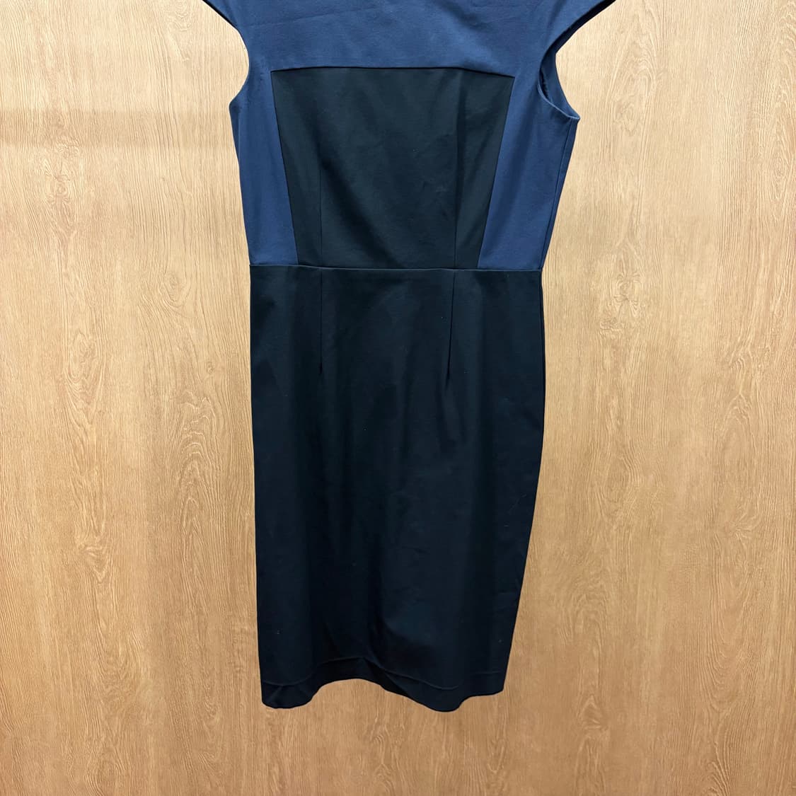 띠어리 라운드넥 슬리브리스 원피스 투톤 컬러 블록 디테일 네이비 블랙 상품이미지5