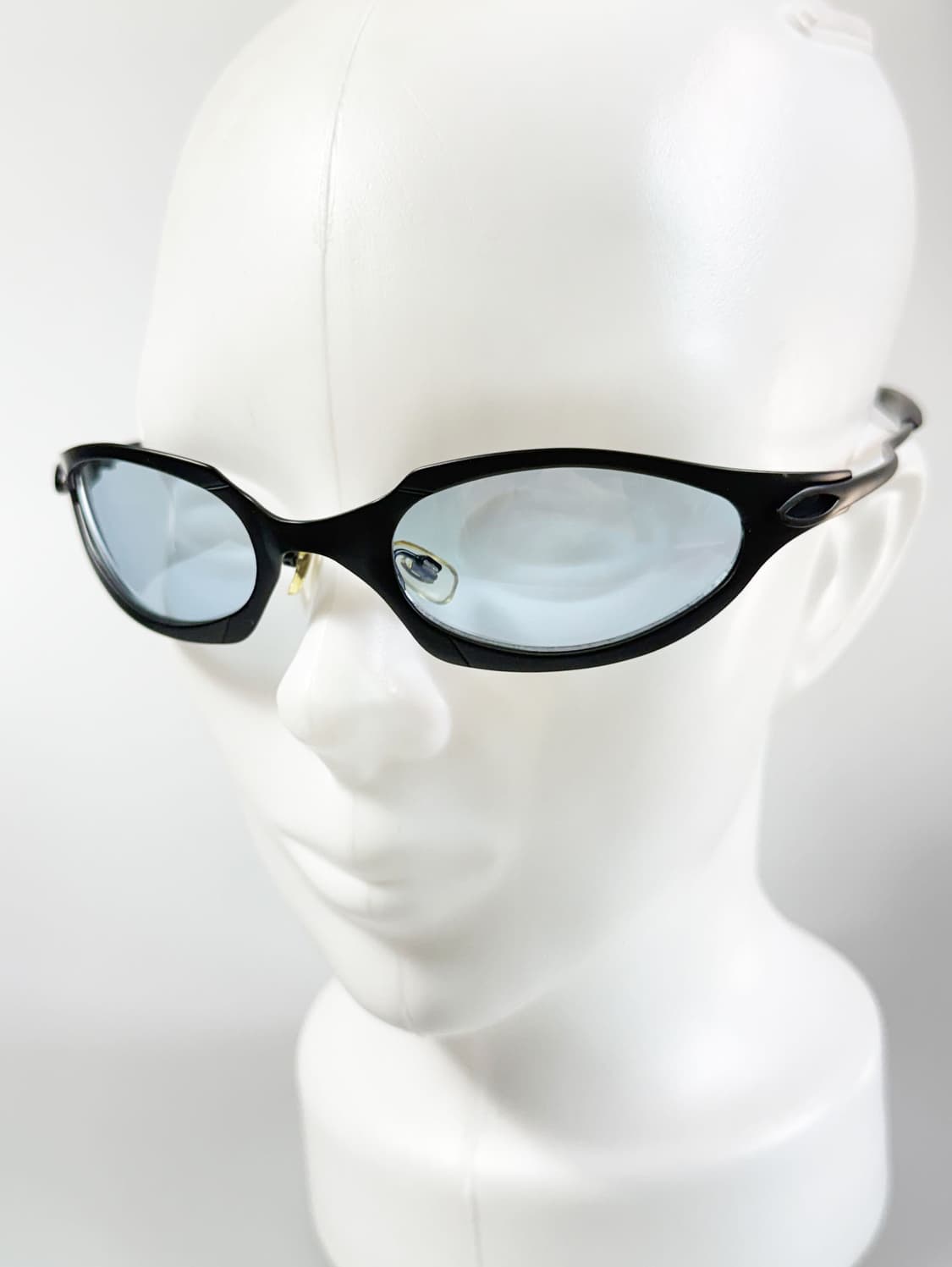 스포티 랩어라운드 블랙 메탈 프레임 빈티지 틴트 선글라스 상품이미지8