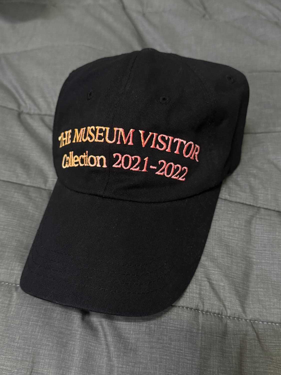 더뮤지엄비지터 모자 상품이미지1