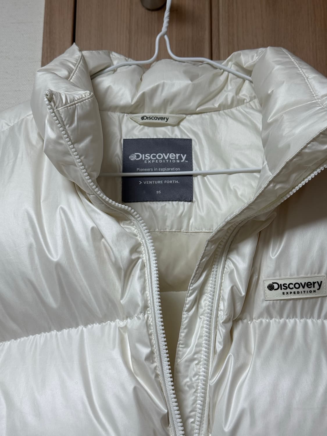 디스커버리 | 여성 반슬리 크롭 고프코어 다운 글로시 크림 95 숏패딩 상품이미지9