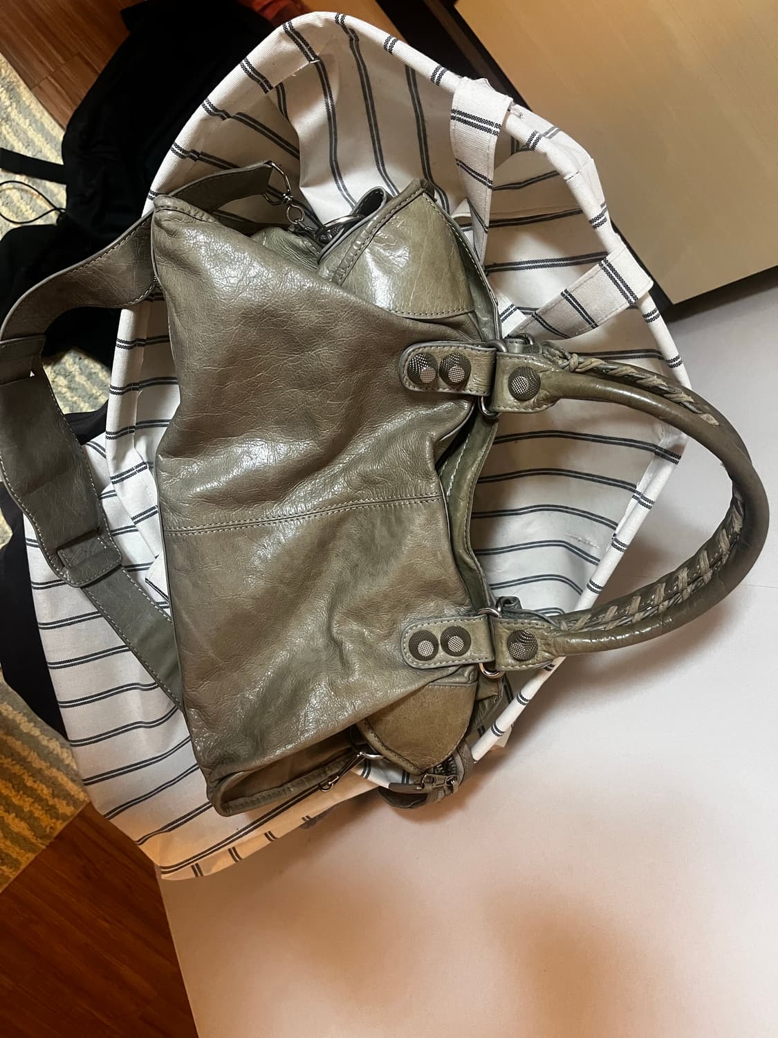 발렌시아가 파트타임 모터백 상품이미지3