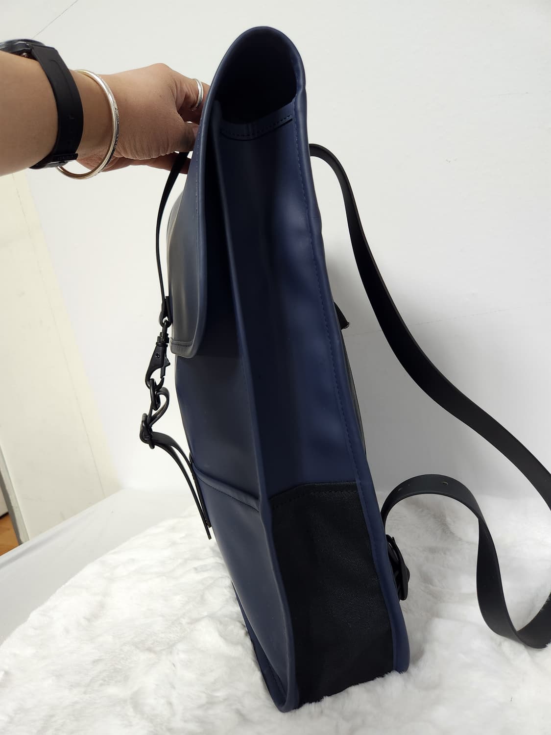 레인스 롤탑 백팩 네이비 상품이미지2