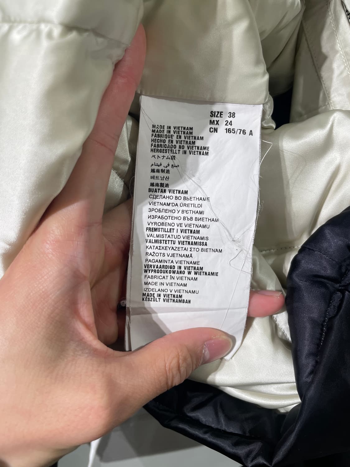 프라다 블랙 트라이앵글 로고 폭스 퍼 다운 후디 자켓 상품이미지9