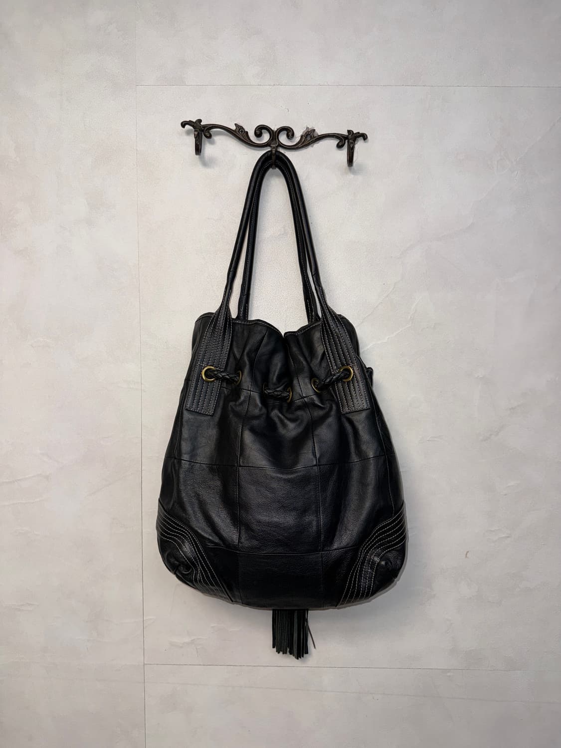 Black diamond twist strap hobo bag 상품이미지4
