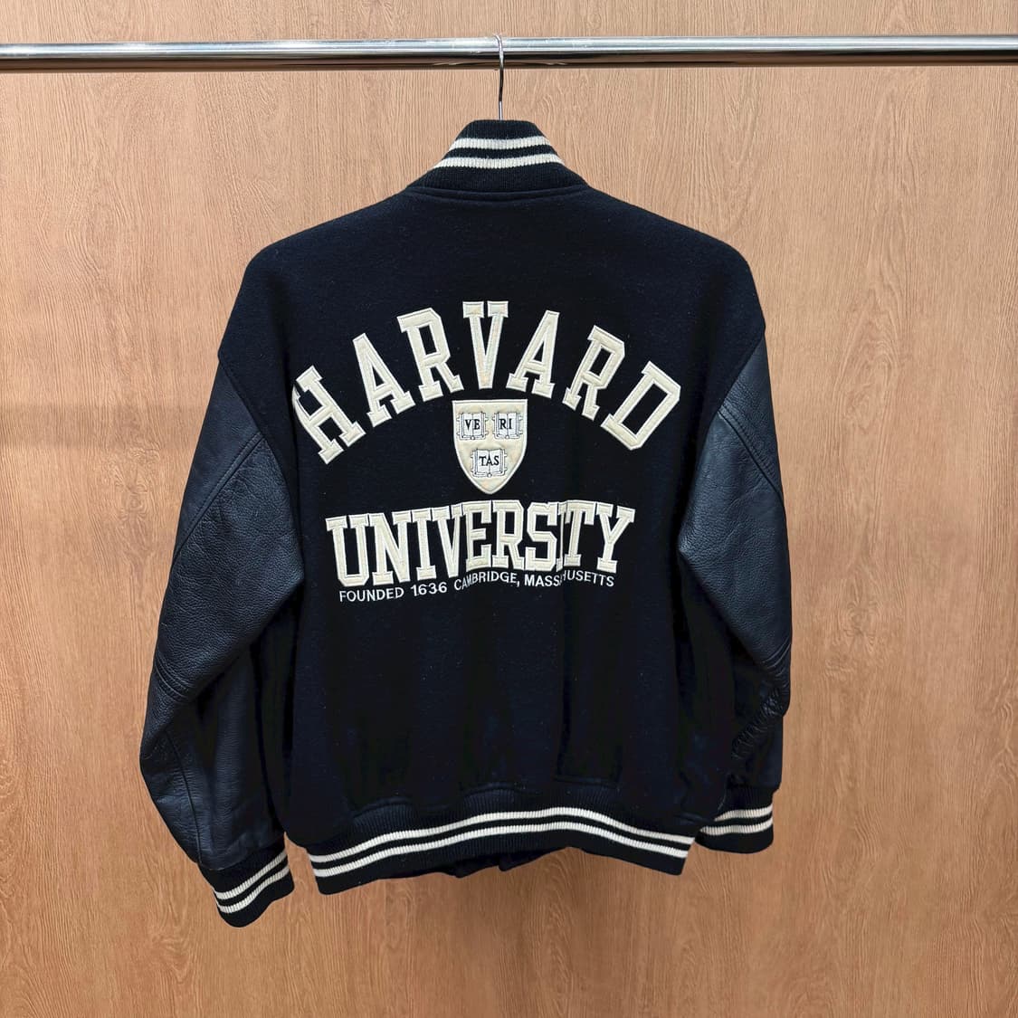 하버드 유니버시티 바시티 자켓 레더 슬리브 배색 로고 자수 디테일 블랙 상품이미지3