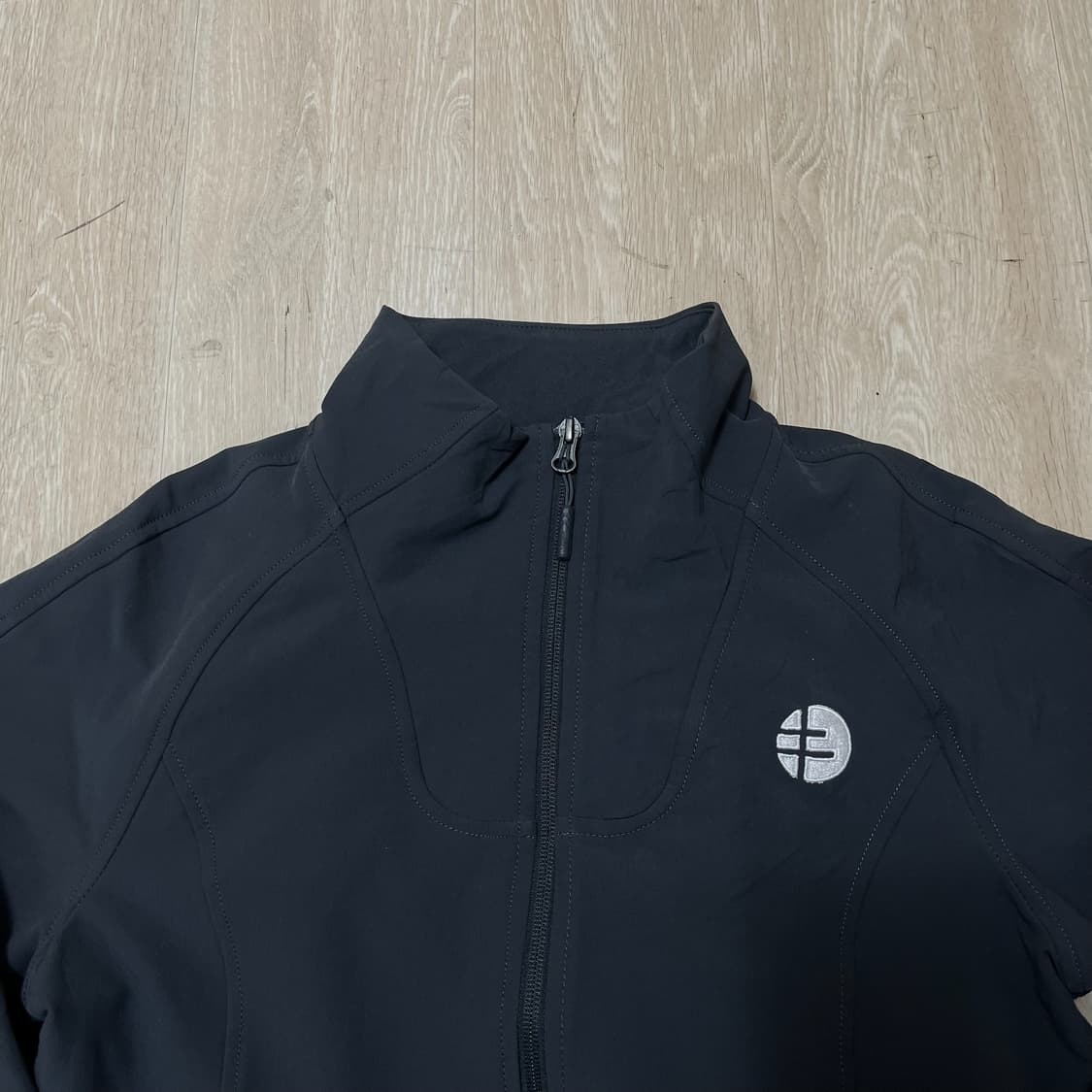 노스페이스 여성 써클 로고 소프트쉘 집업자켓 [블랙] M/95 상품이미지2