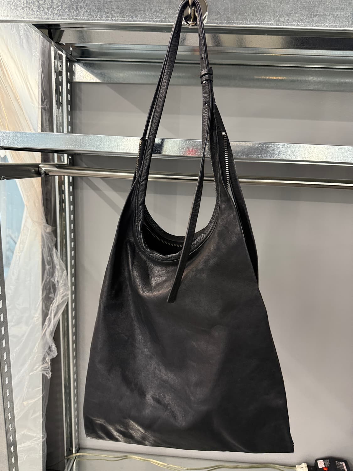 COS 코스 레더 숄더백 블랙 상품이미지4