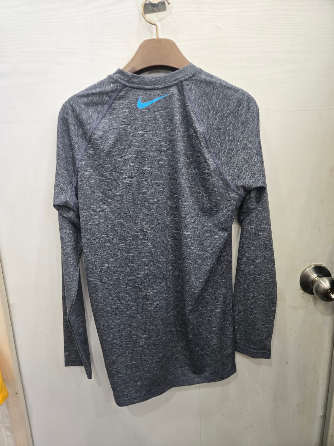 XS사이즈 )) NIKE SWIM 나이키 기능성 긴팔티셔츠! 크게나옴! 상품이미지3