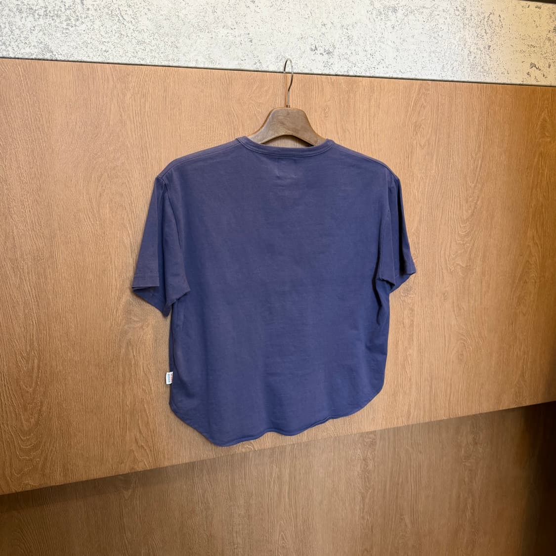 빔즈 디자인 헨리넥 반팔 티셔츠 로고 탭 디테일 루즈핏 퍼플 상품이미지2