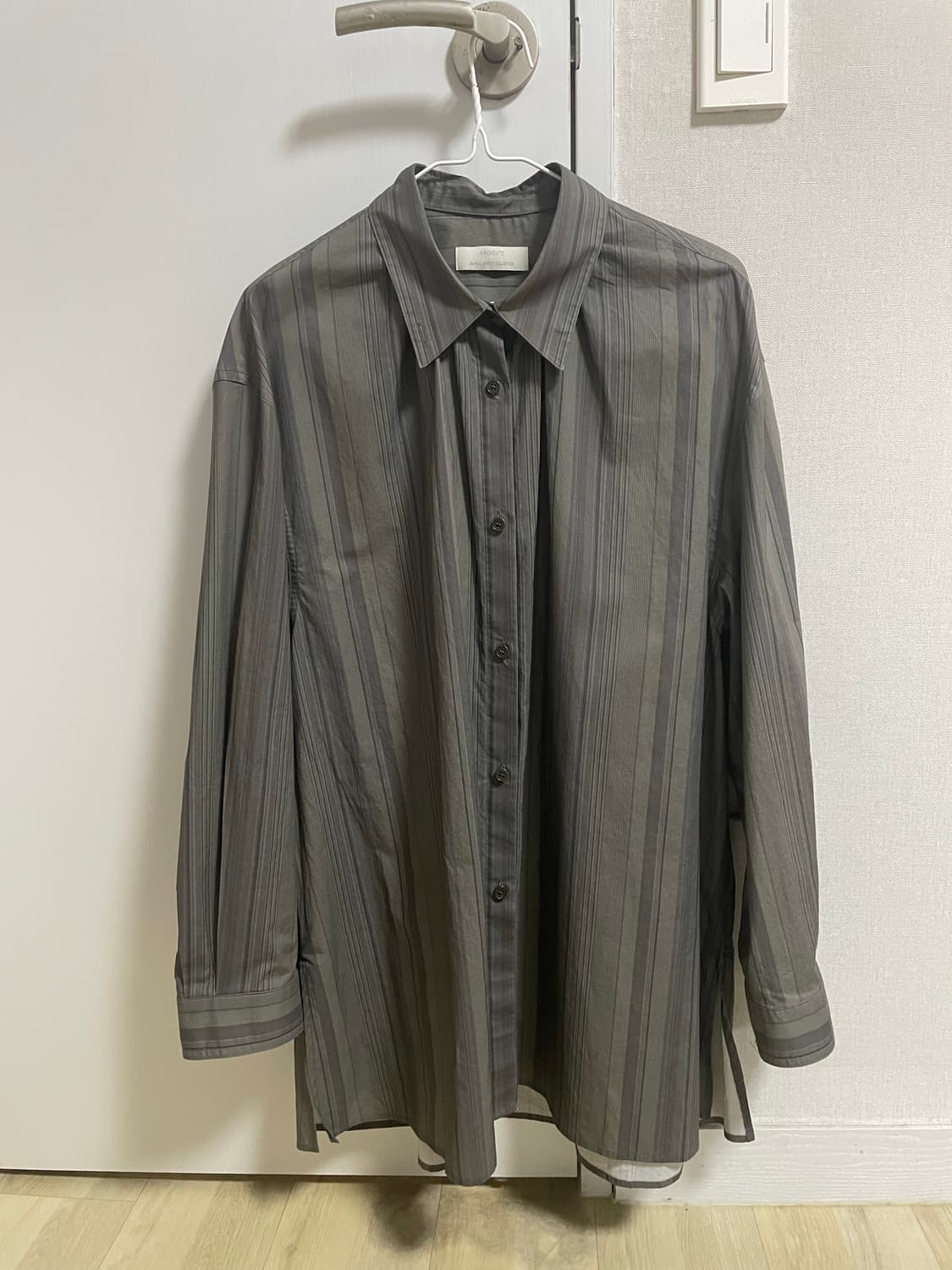 아모멘토 24fw 넥 셔링 스트라이프 오버사이즈 셔츠 상품이미지9