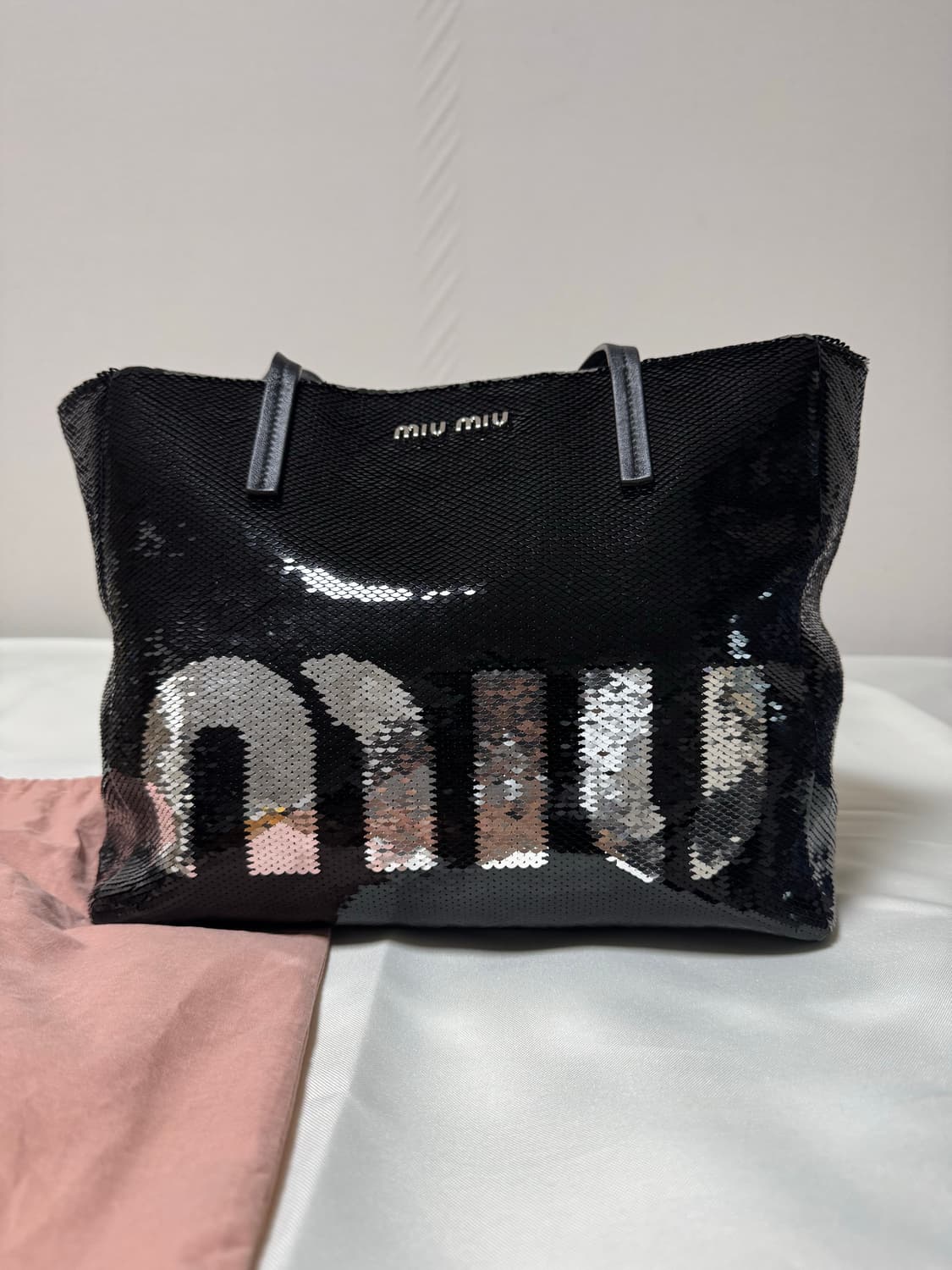 미우미우 실버 시퀸 로고 쇼퍼백 상품이미지1