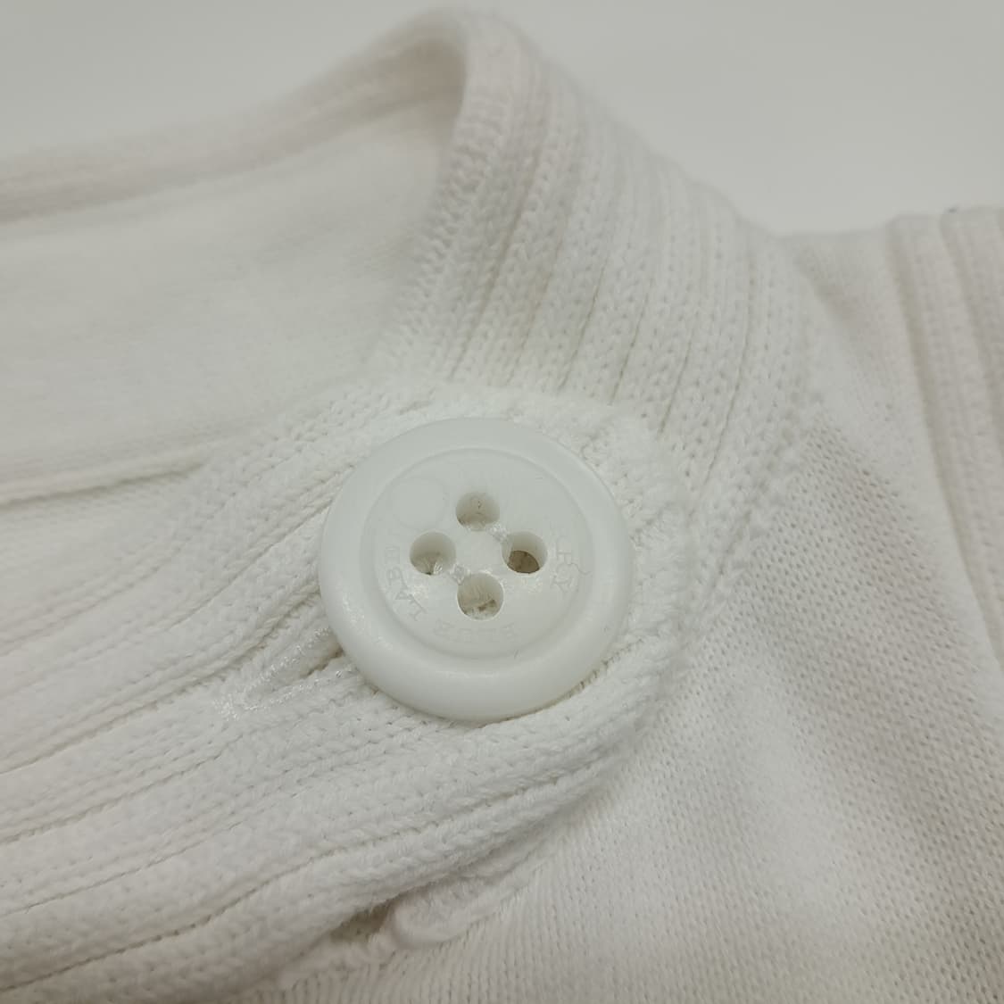 CN848W M 버버리 블루라벨 화이트 코튼 슬리브리스 니트 상품이미지4