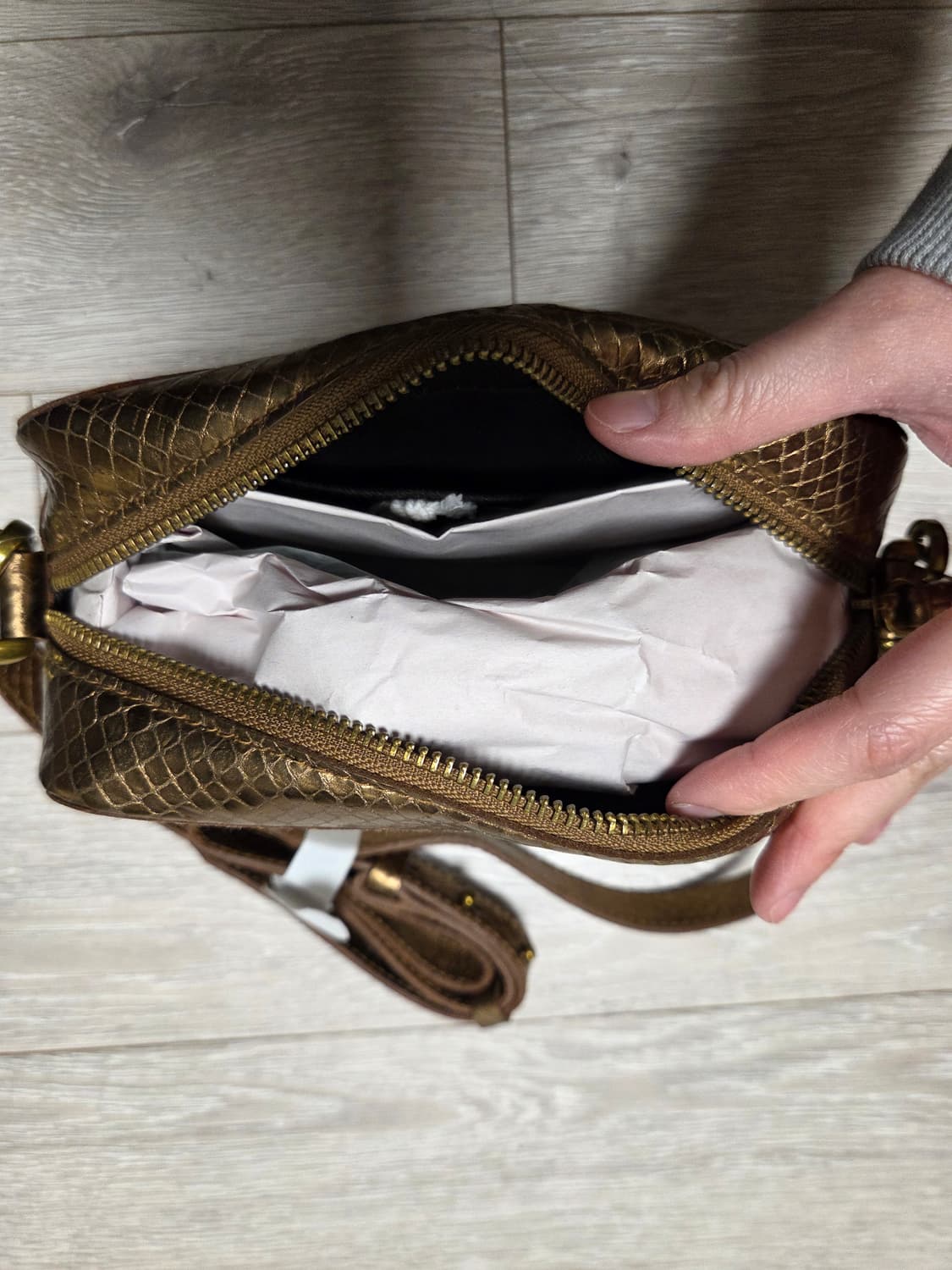 메이드웰 골드 소가죽 카메라백 상품이미지6