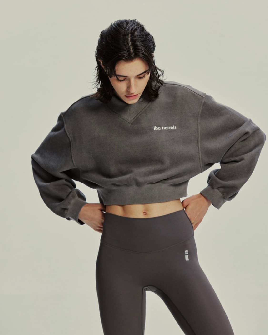 이바네네츠 브이넥 피그먼트 크롭 맨투맨 (차콜) 상품이미지3