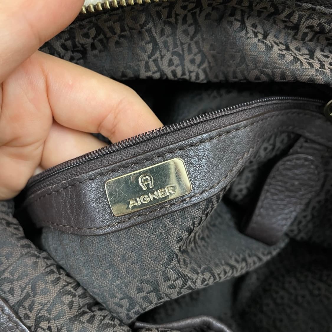 아이그너 AIGNER 브라운 모노그램 가죽 호보백 상품이미지9