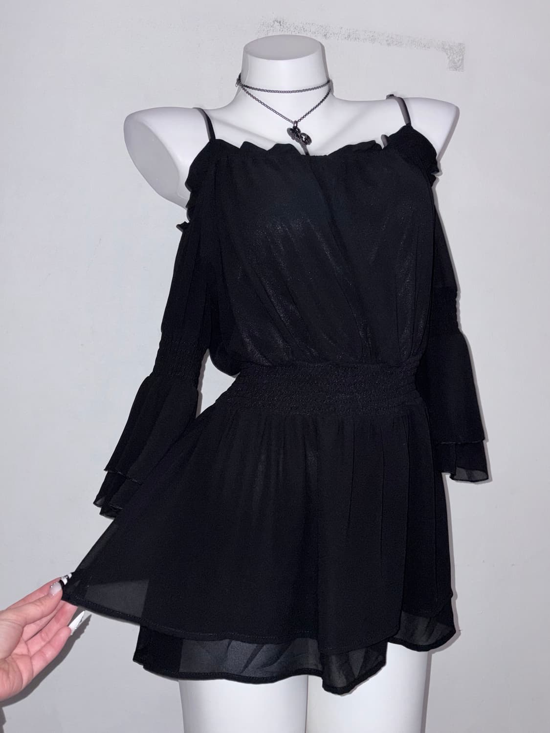 실루엣 💯) 오프숄더 플레어 소매 탑 블랙페미닌 데일리고딕  상품이미지7