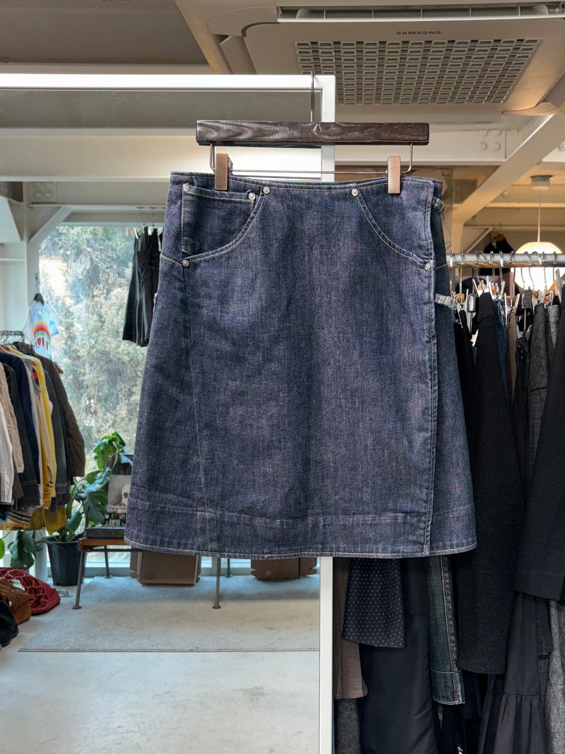 리바이스 엔지니어드 데님 랩스커트 상품이미지1