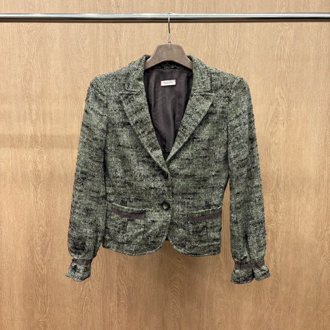 막스앤코 슬림핏 트위드 자켓 클래식 싱글 버튼 리본 테이핑 디테일 카키 상품이미지2