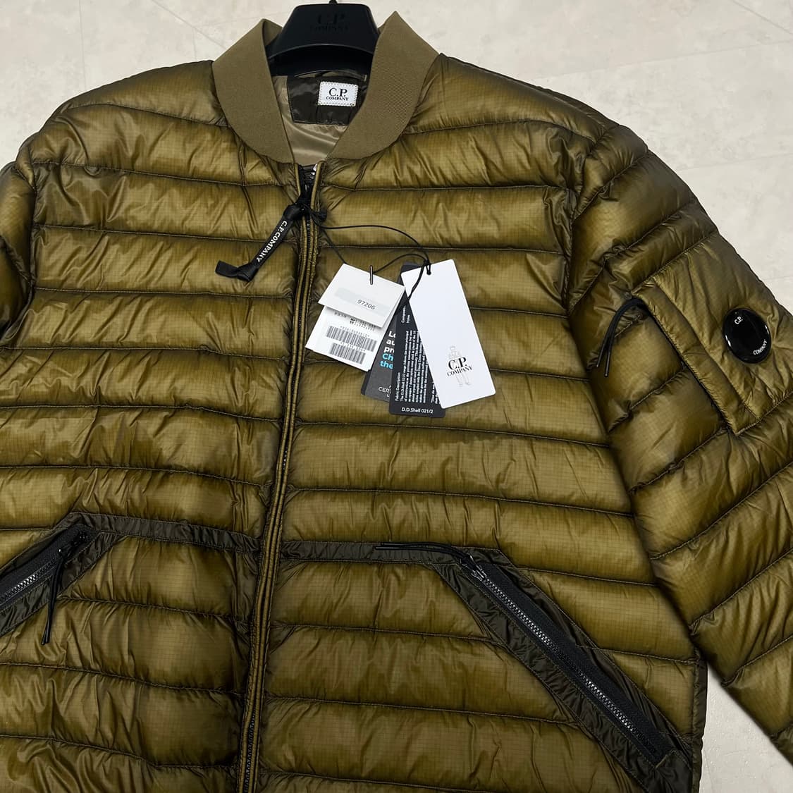 새상품(XXL)씨피컴퍼니 D.D쉘 렌즈 다운 봄버 자켓 카키브라운 상품이미지1